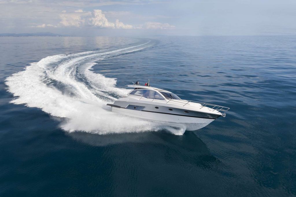 Luxe speedboot op zee