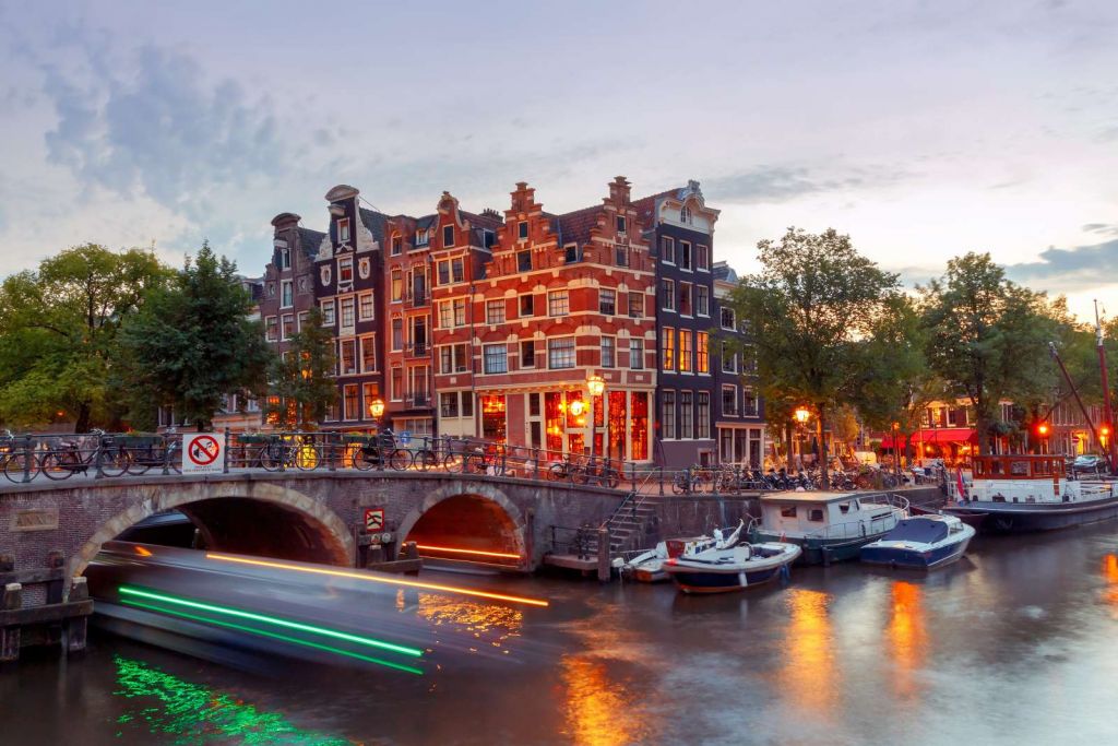 Amsterdamse grachtenpanden met boten op de voorgrond