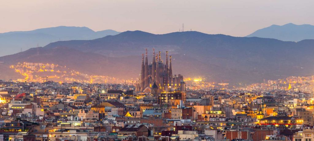 Barcelona met de Sagrada Familia in de avond