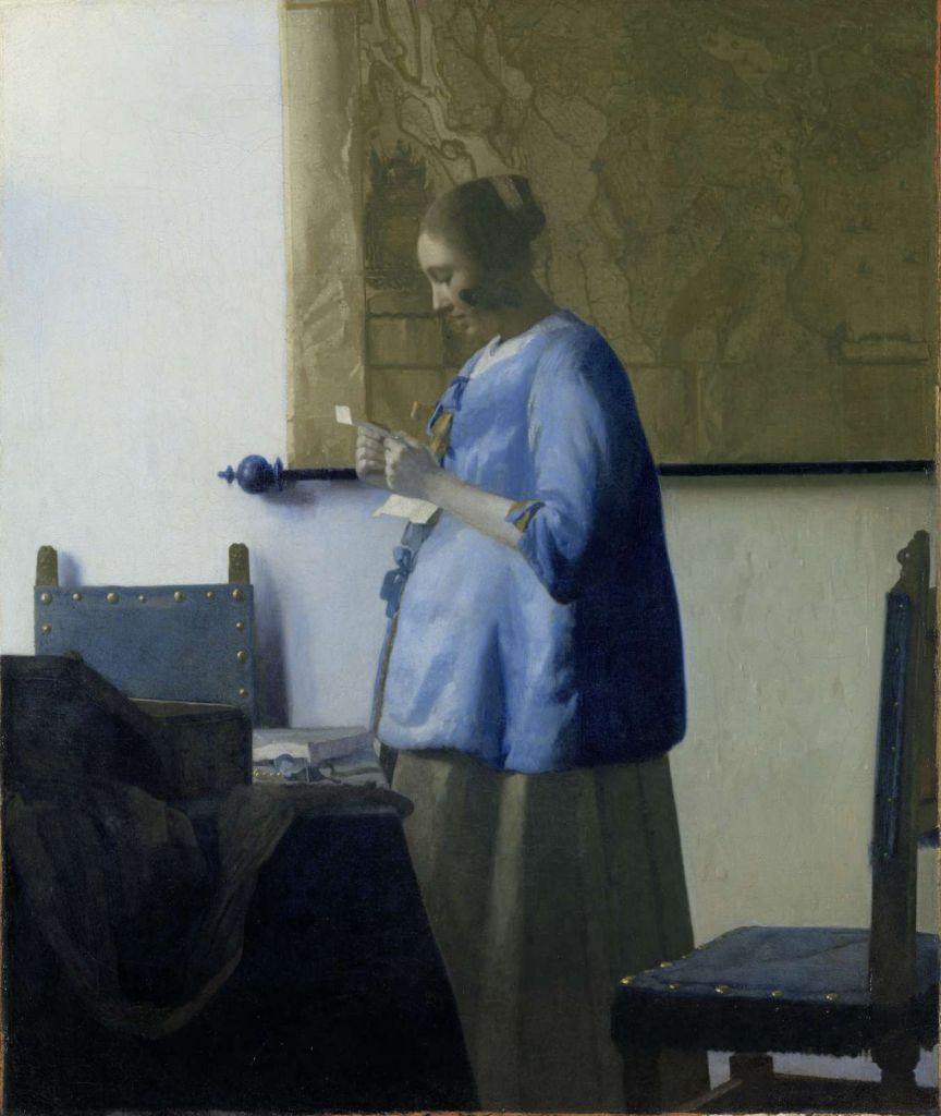 Brieflezende vrouw in het blauw