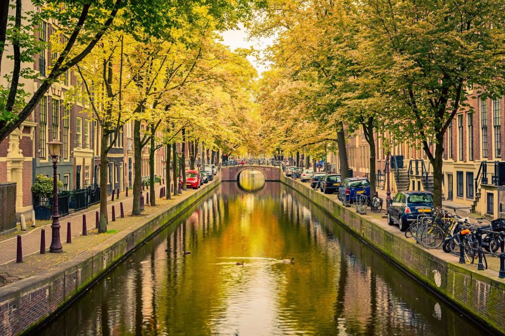 Brug over een kanaal in Amsterdam