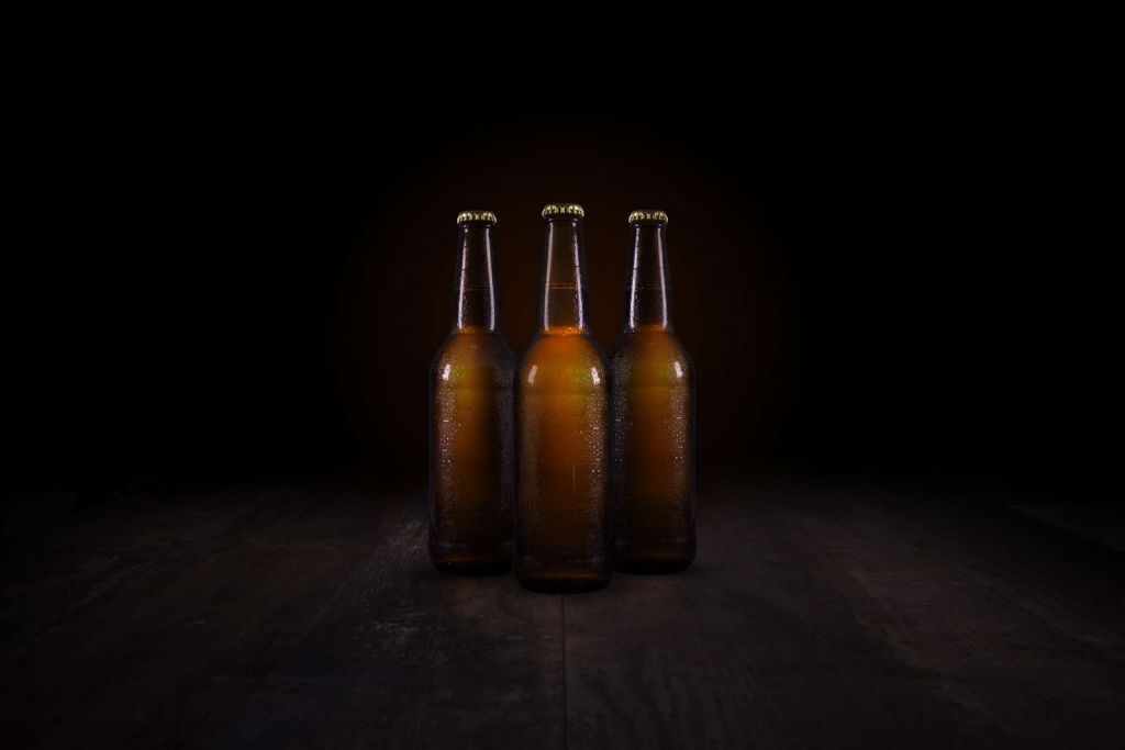 Bruine bierflesjes in een donkere ruimte
