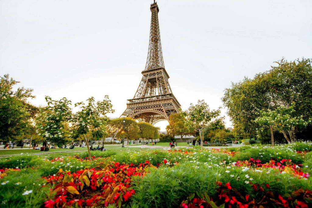 De Eiffeltoren vanuit het park