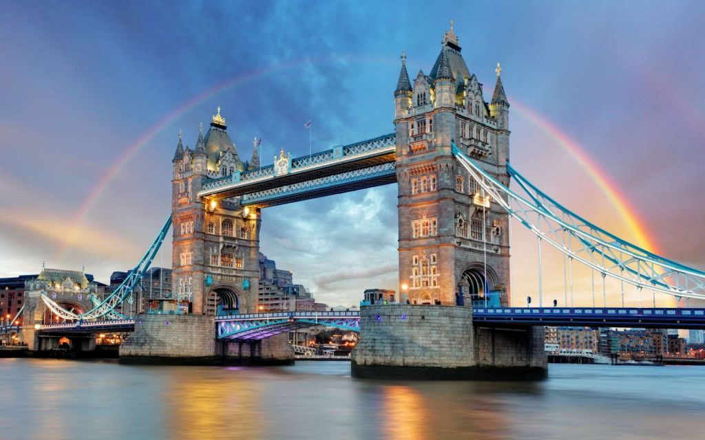 De London Tower Bridge onder een regenboog
