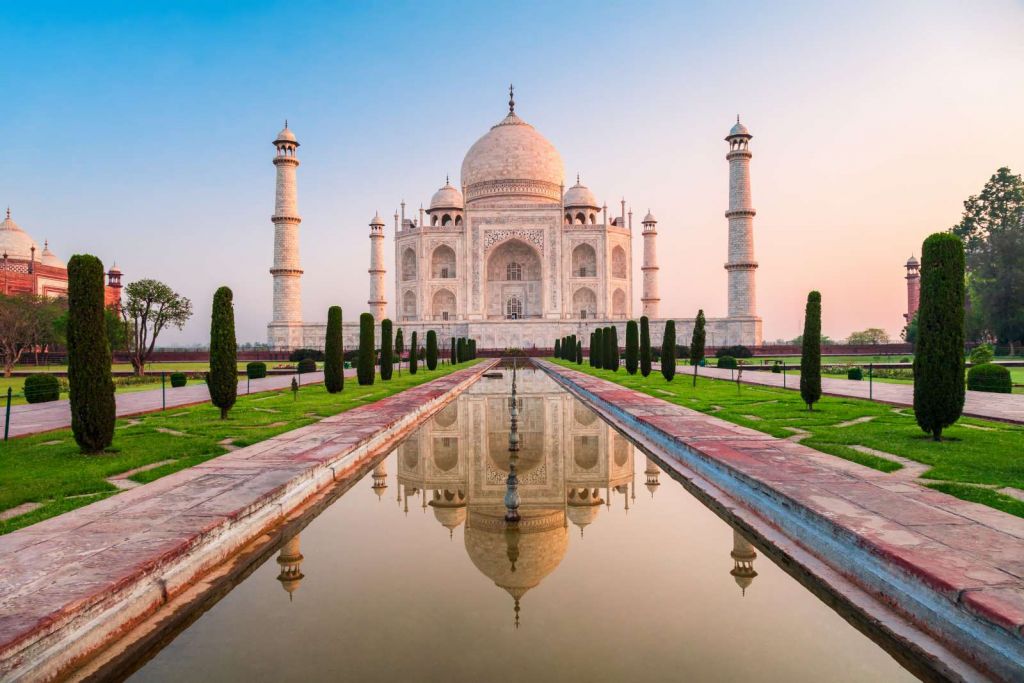 De Taj Mahal vanuit de tuin