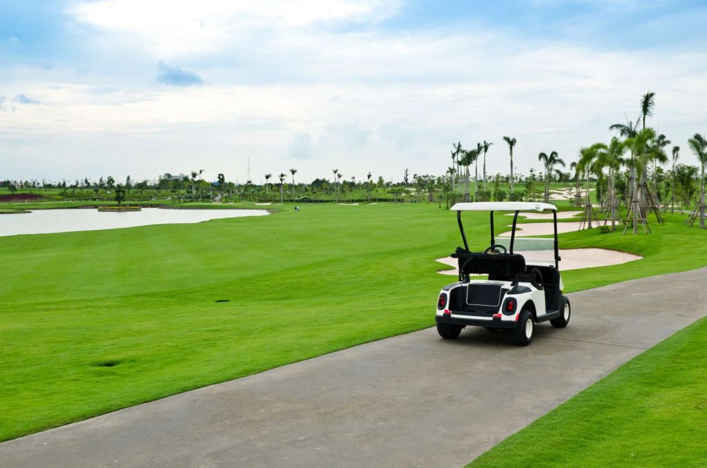 Golfbaan met een golfwagen