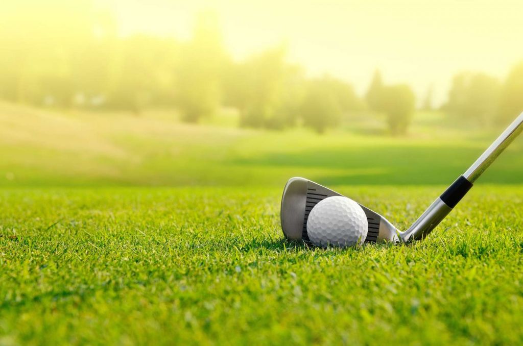 Golfclub met bal close-up
