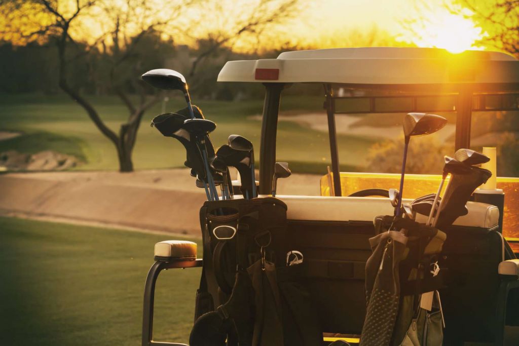 Golfwagen bij zonsondergang