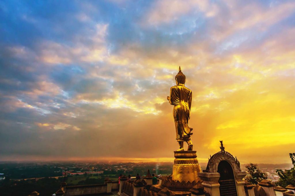 Gouden Boeddha bij zonsondergang