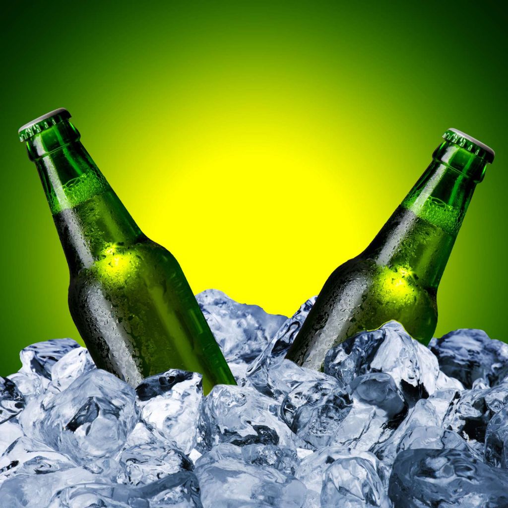 Groene bierflesjes met een groene achtergrond