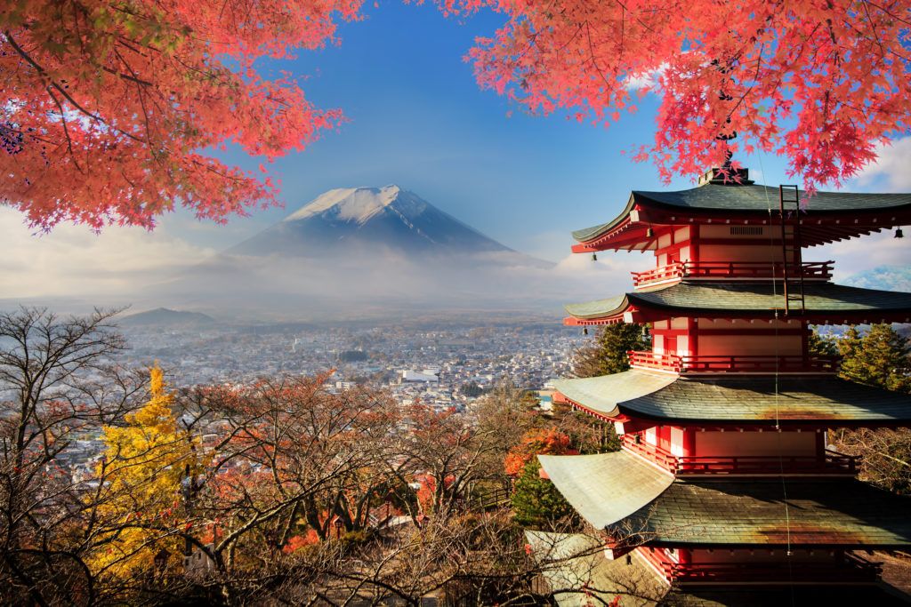 Japans gebouw met de berg Fuji op de achtergrond