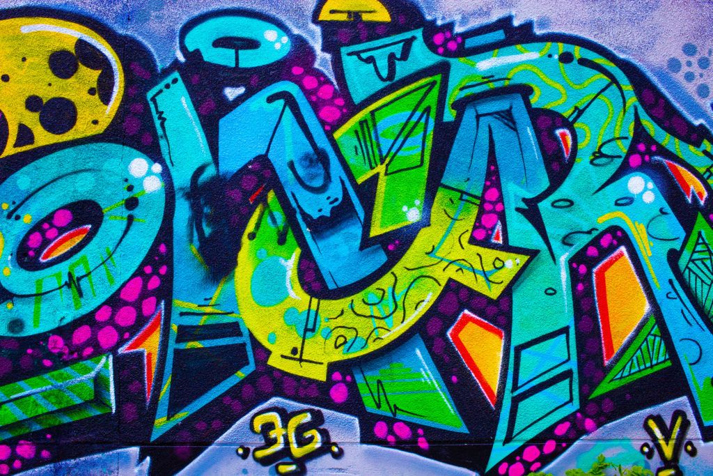 Kleurrijke graffiti creatie op een muur