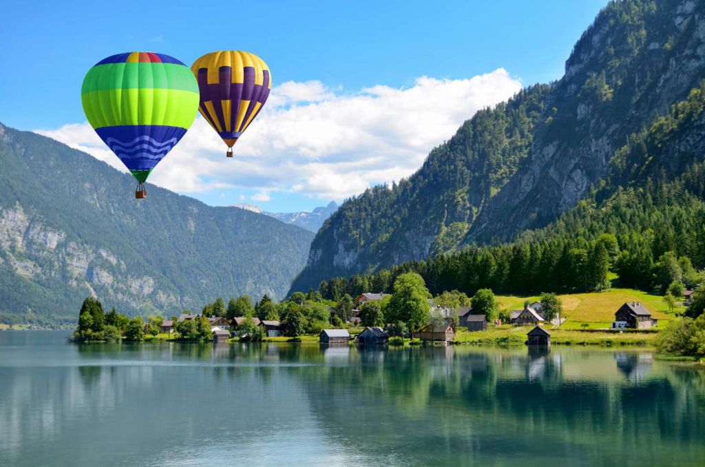 Luchtballonnen tussen de bergen