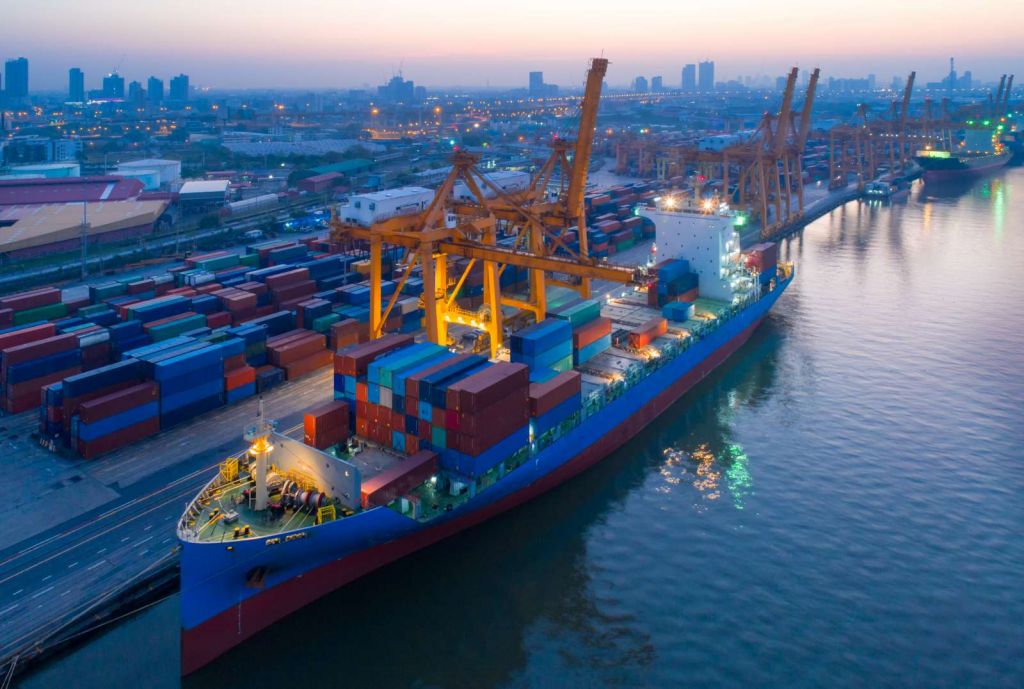 Luchtfoto van een containerschip in de haven