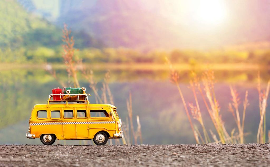 Miniatuur gele bus in de natuur