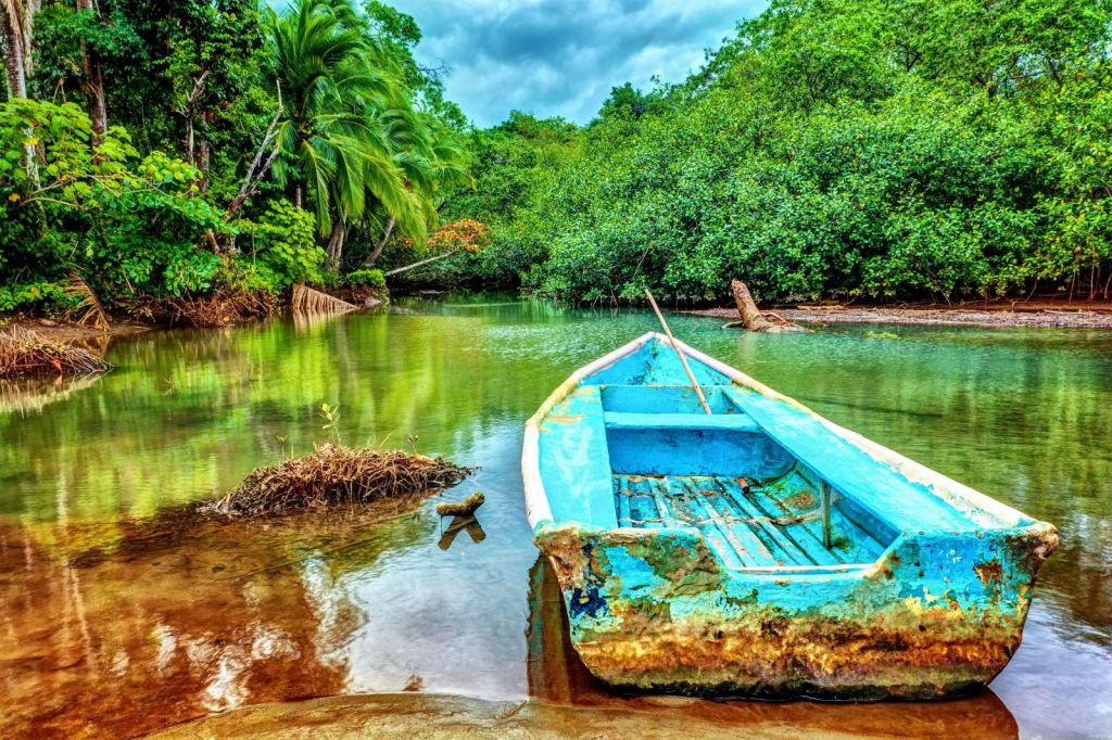 Oude boot in een tropische rivier