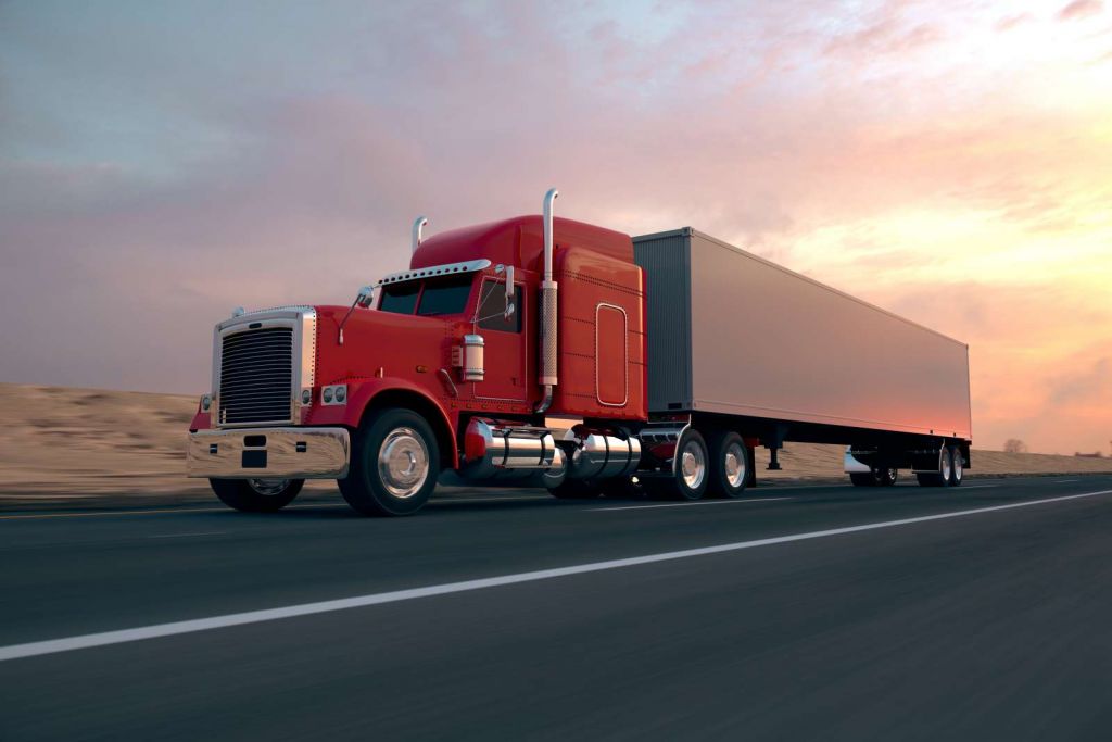 Rode Amerikaanse vrachtwagen bij zonsondergang