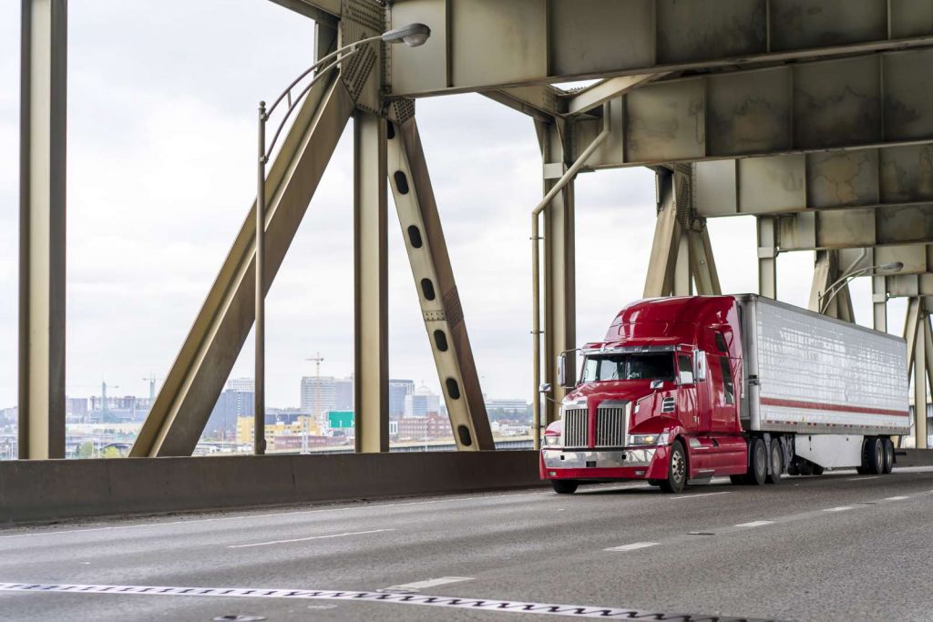 Rode Amerikaanse vrachtwagen op een brug