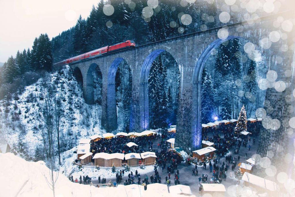 Rode trein boven een kerstmarkt