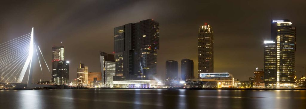 Rotterdam skyline in de avond