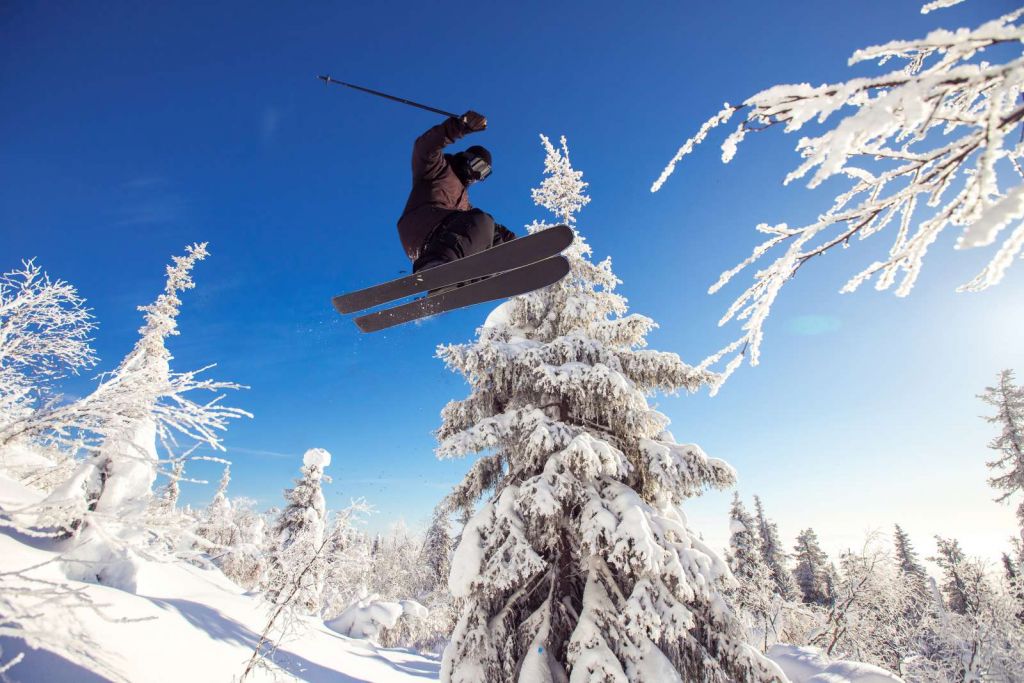 Skiër maakt een hoge sprong