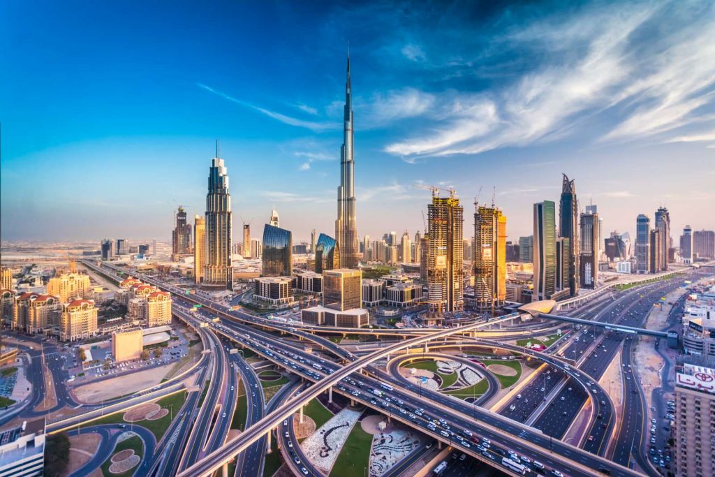 Snelwegen in Dubai met de skyline op de achtergrond