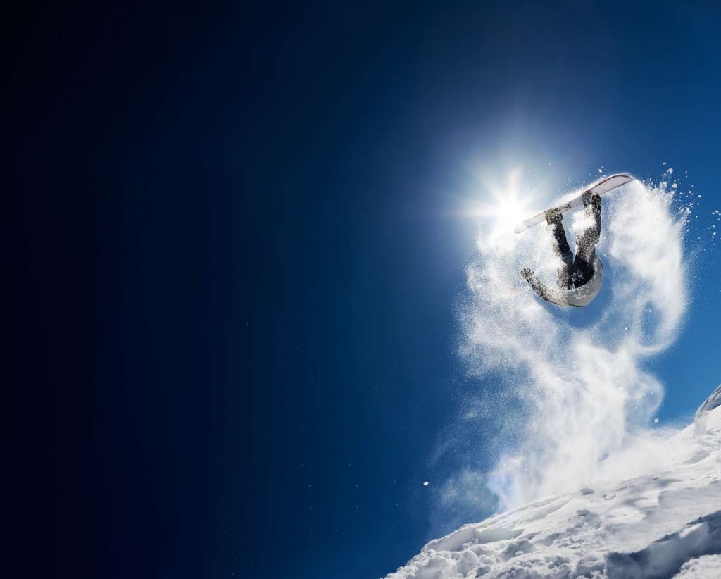 Snowboarder maakt een backflip