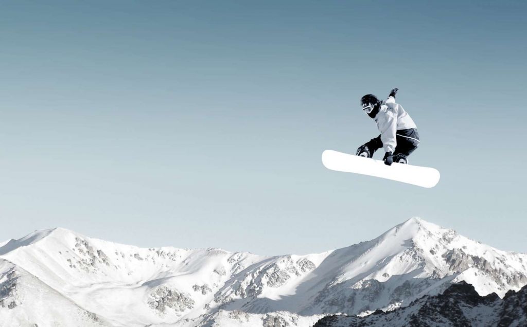 Snowboarder maakt een hoge sprong