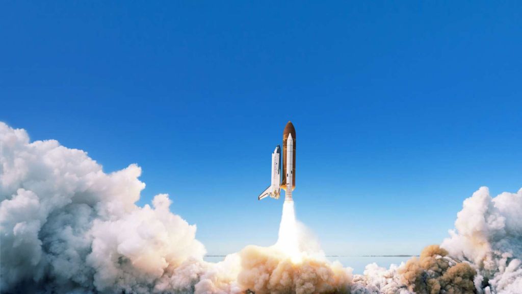 Space Shuttle stijgt op met rookwolk