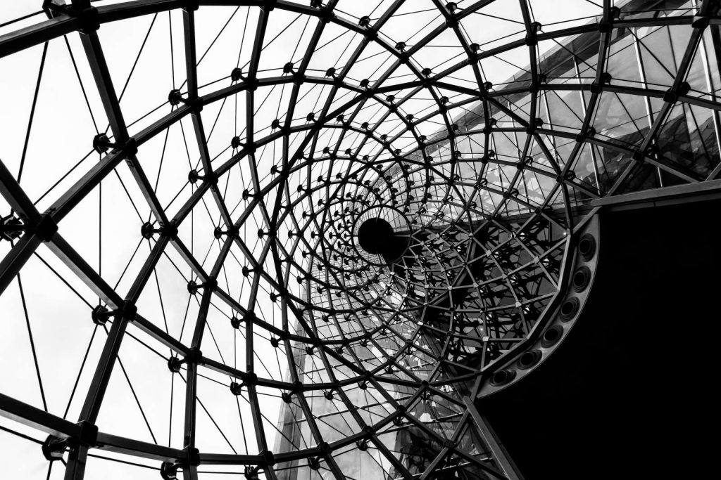 Spiraalvormige architectuur in zwart-wit
