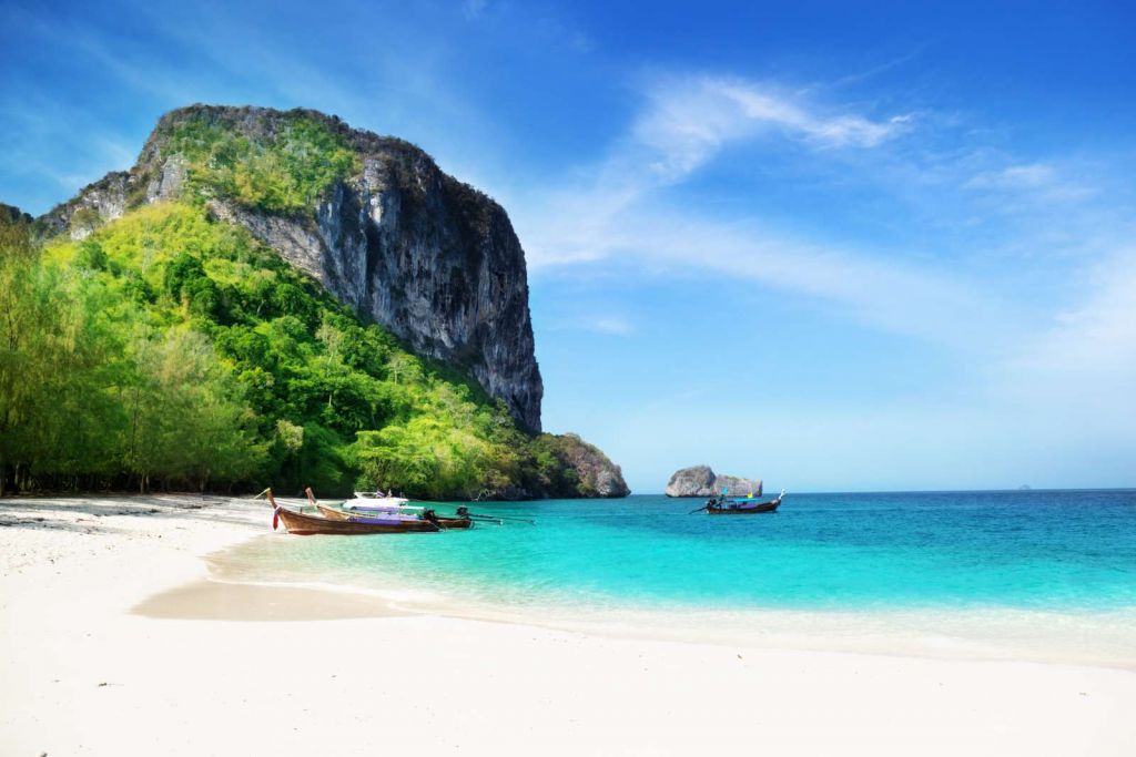 Strand op het Poda eiland in Thailand