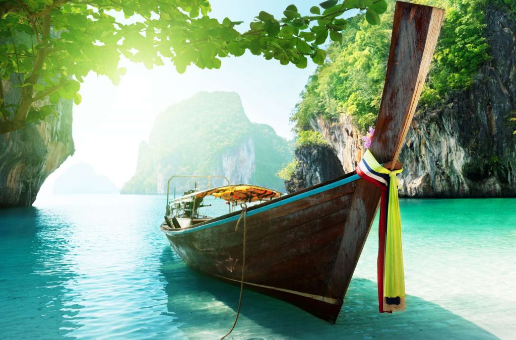 Thaise boot met eilanden op de achtergrond