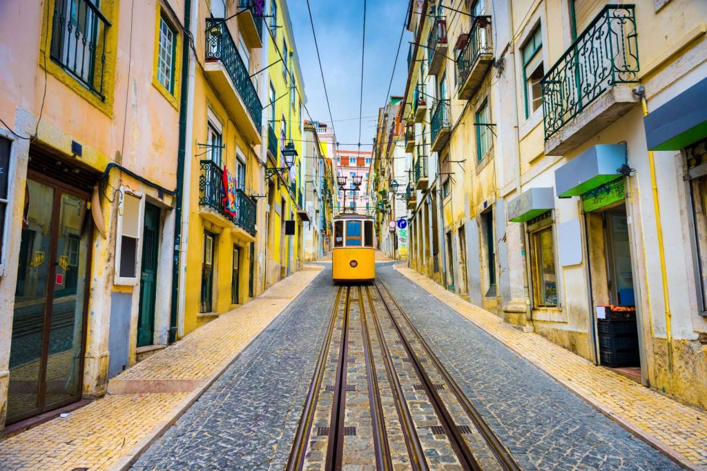 Tram door een straatje in Lissabon