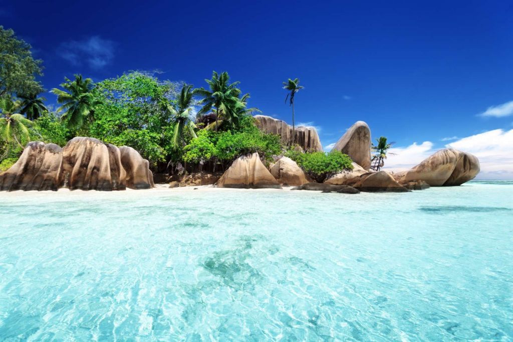 Tropisch eiland met rotsen