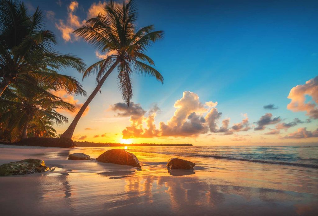 Tropisch strand bij zonsondergang