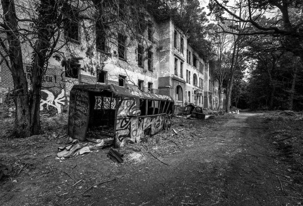Verlaten dorpje met graffiti
