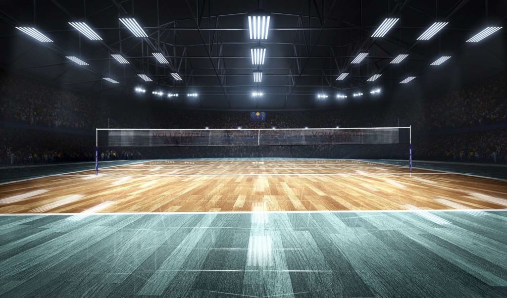 Verlicht volleybalveld met een houten vloer