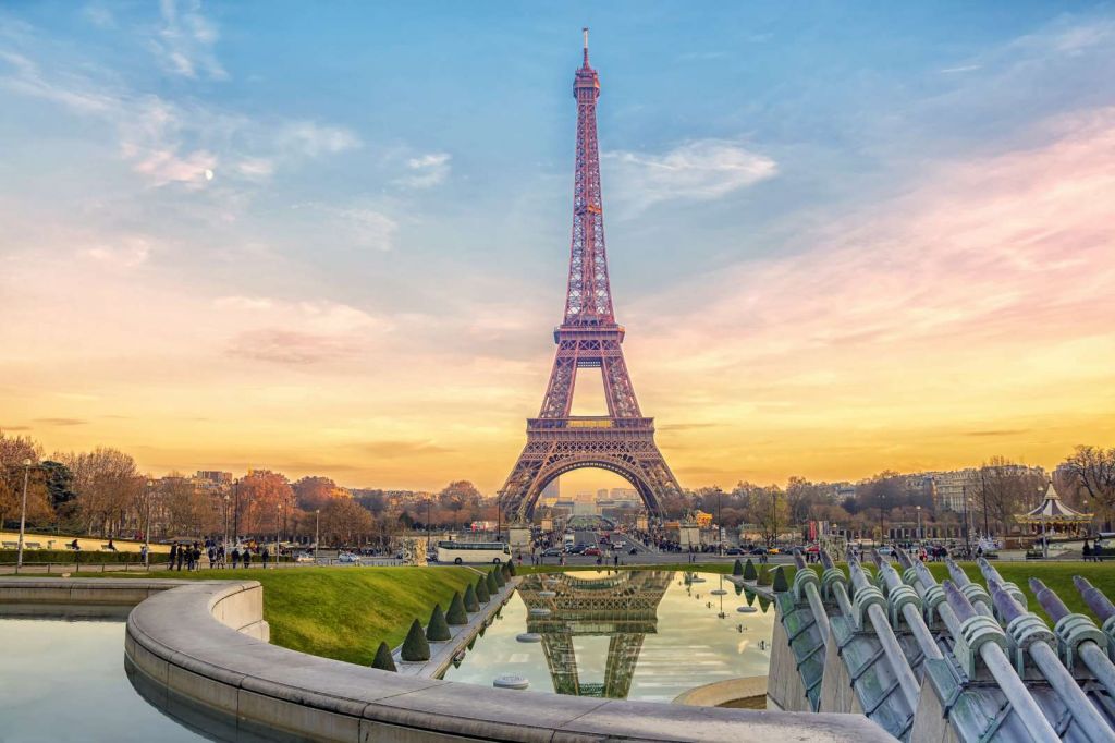 Verlichte Eiffeltoren bij zonsondergang