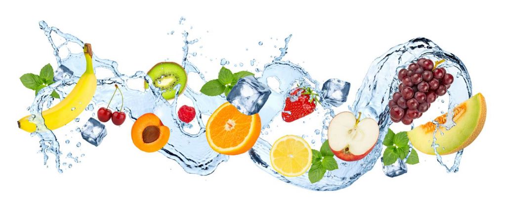 Verschillende fruitsoorten met water