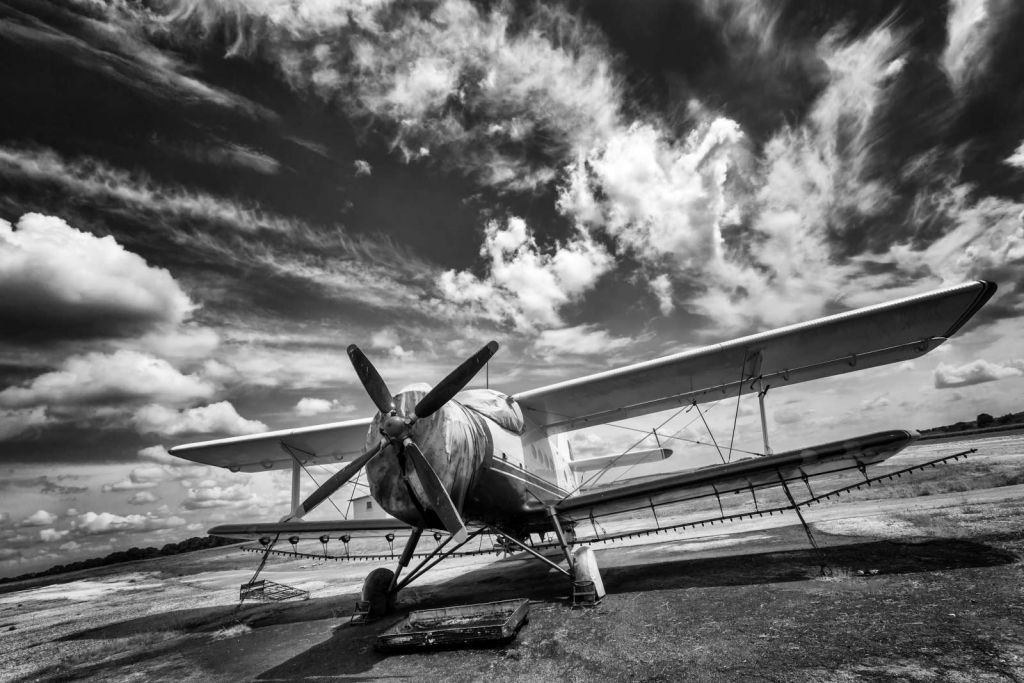 Vintage vliegtuig onder een bewolkte hemel