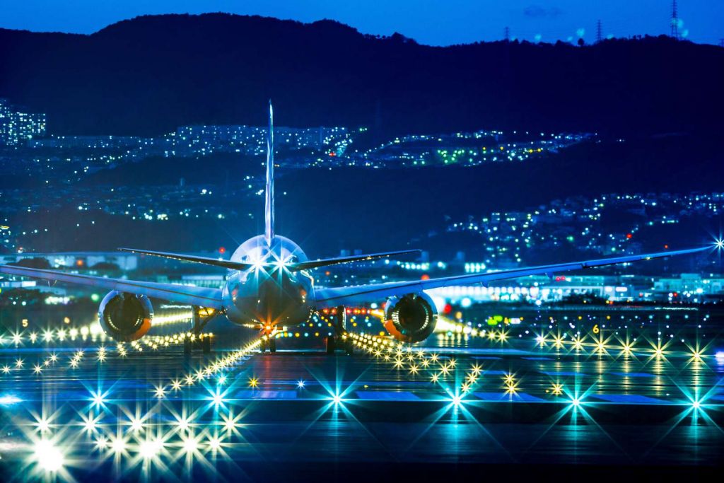 Vliegtuig op een verlicht vliegveld