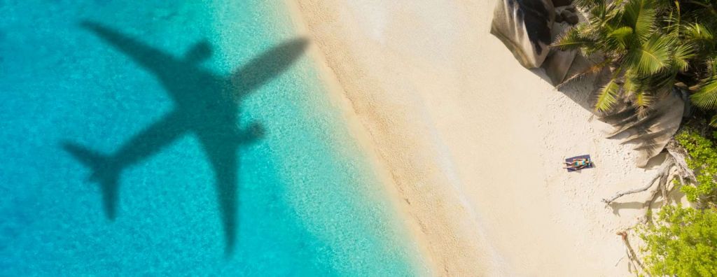 Vliegtuig schaduw op een tropisch strand