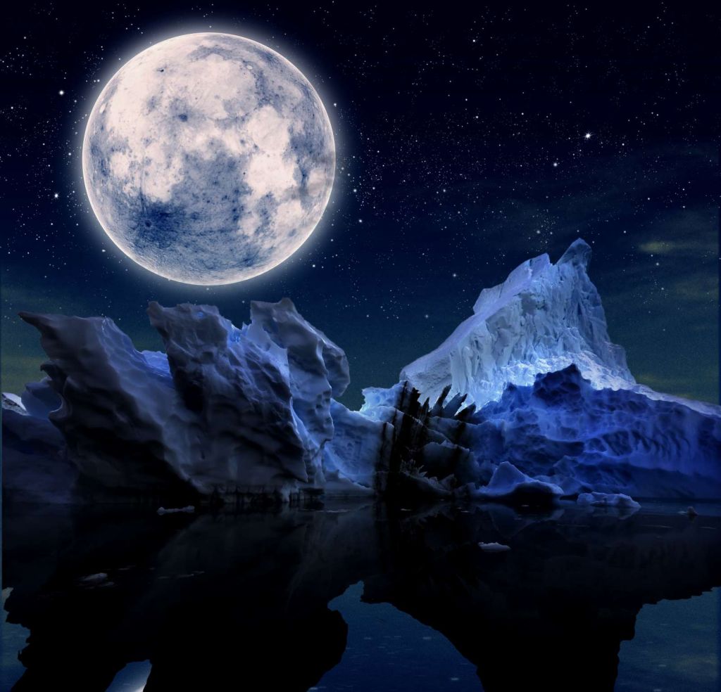 Volle maan boven ijsbergen