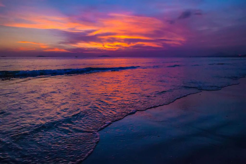 Paarse zonsondergang op het strand