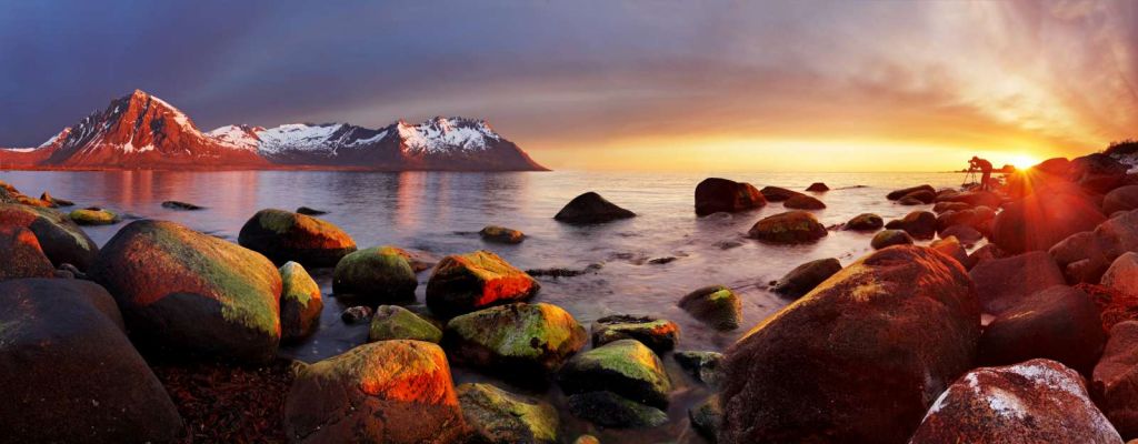 Zonsondergang aan de kust van Noorwegen