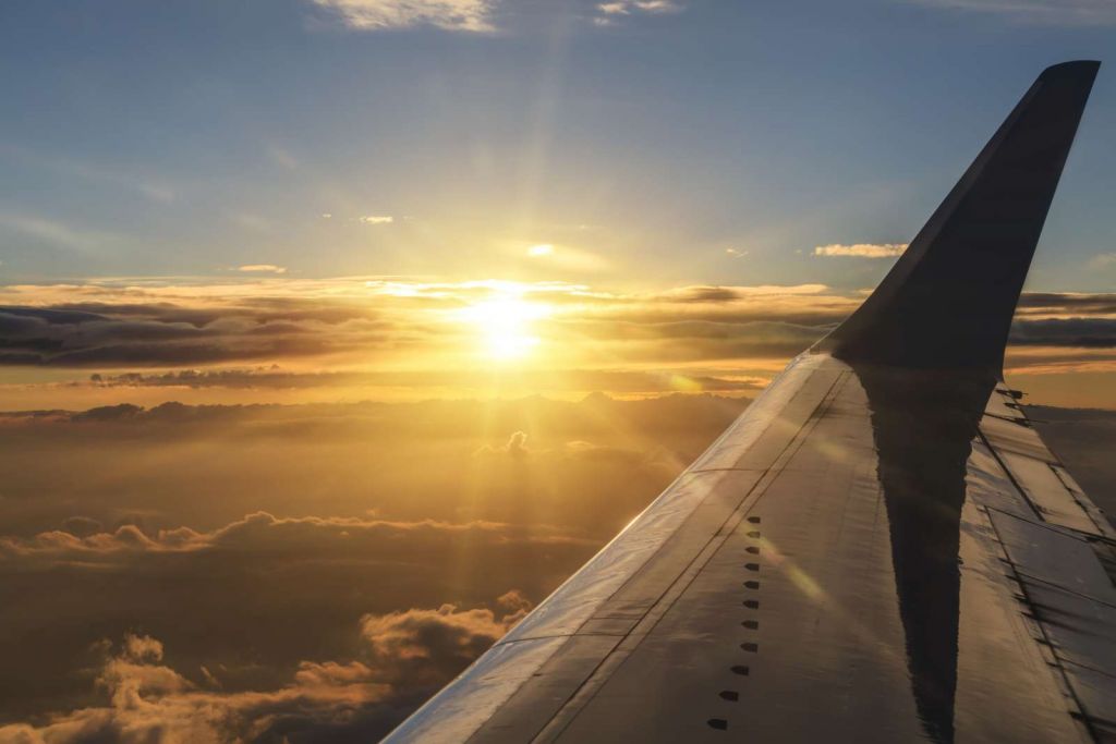 Zonsondergang vanuit een vliegtuigraam