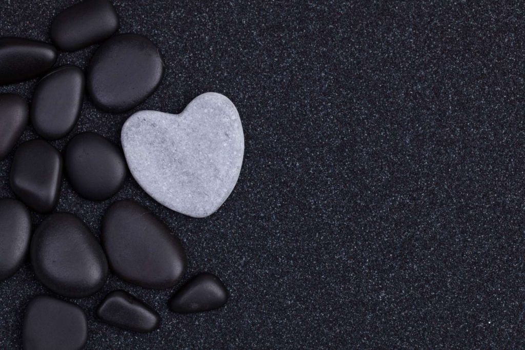 Zwarte stenen met grijze hartvormige steen