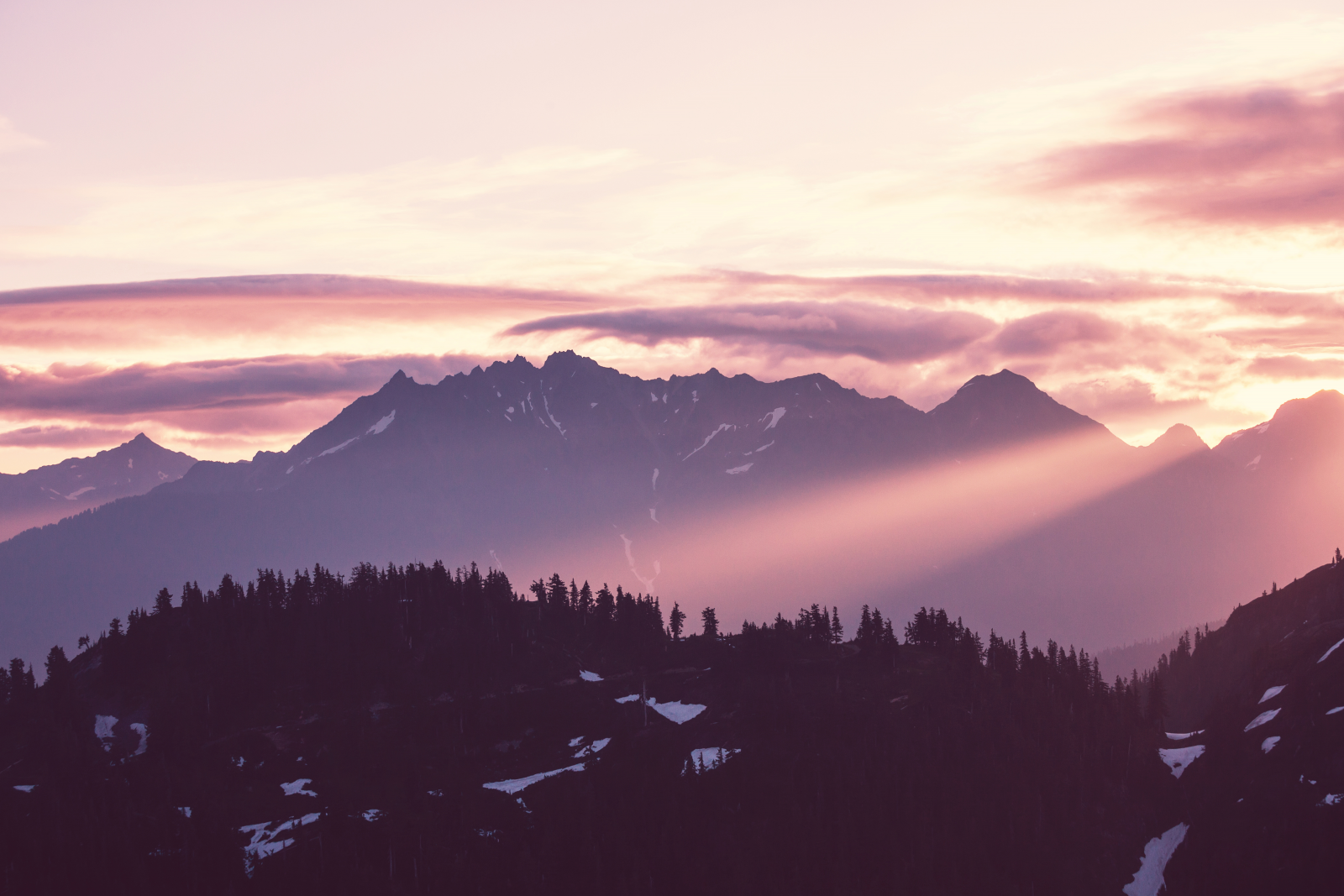 Berglandschap in de vroege ochtend