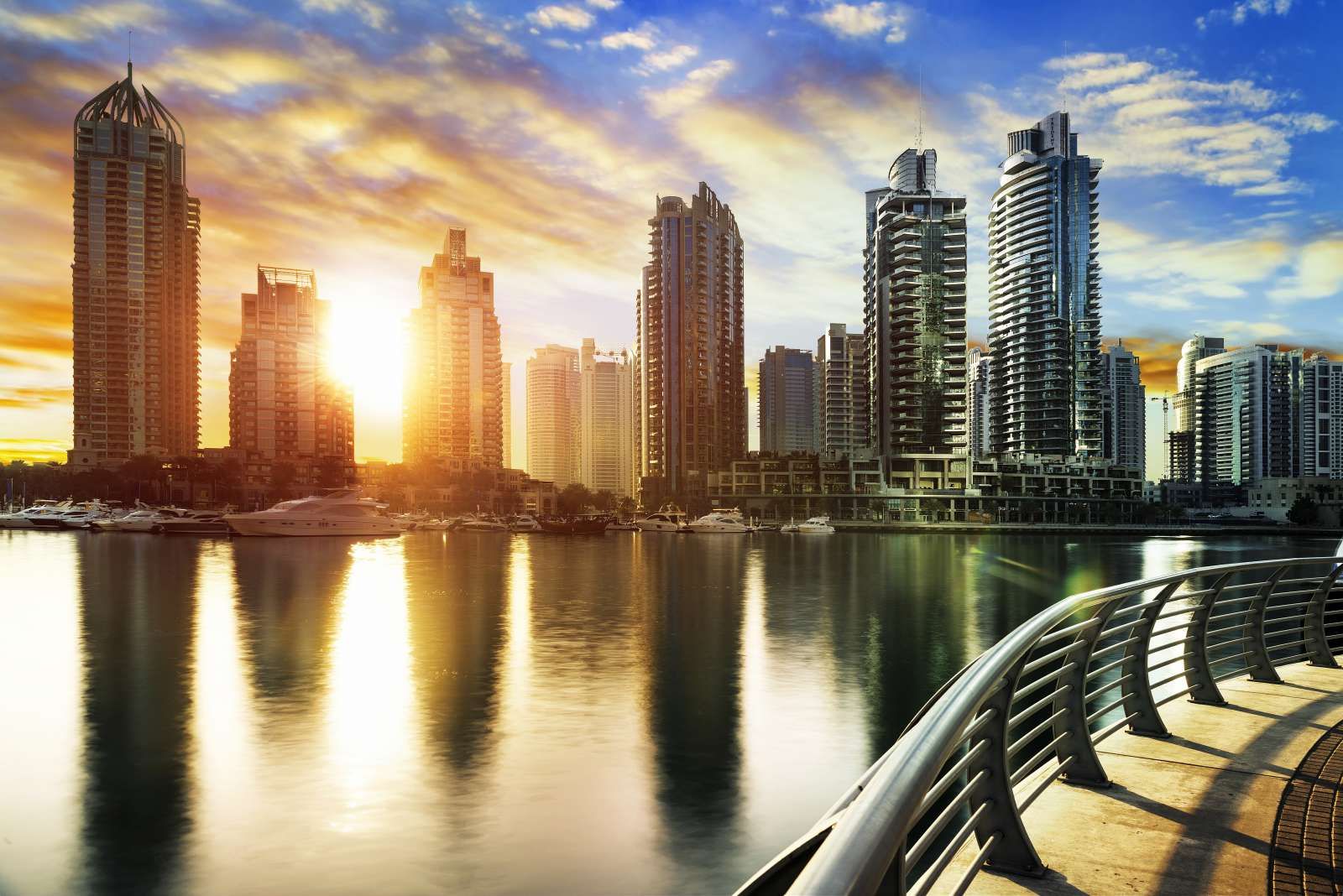 Dubai Marina bij zonsopkomst
