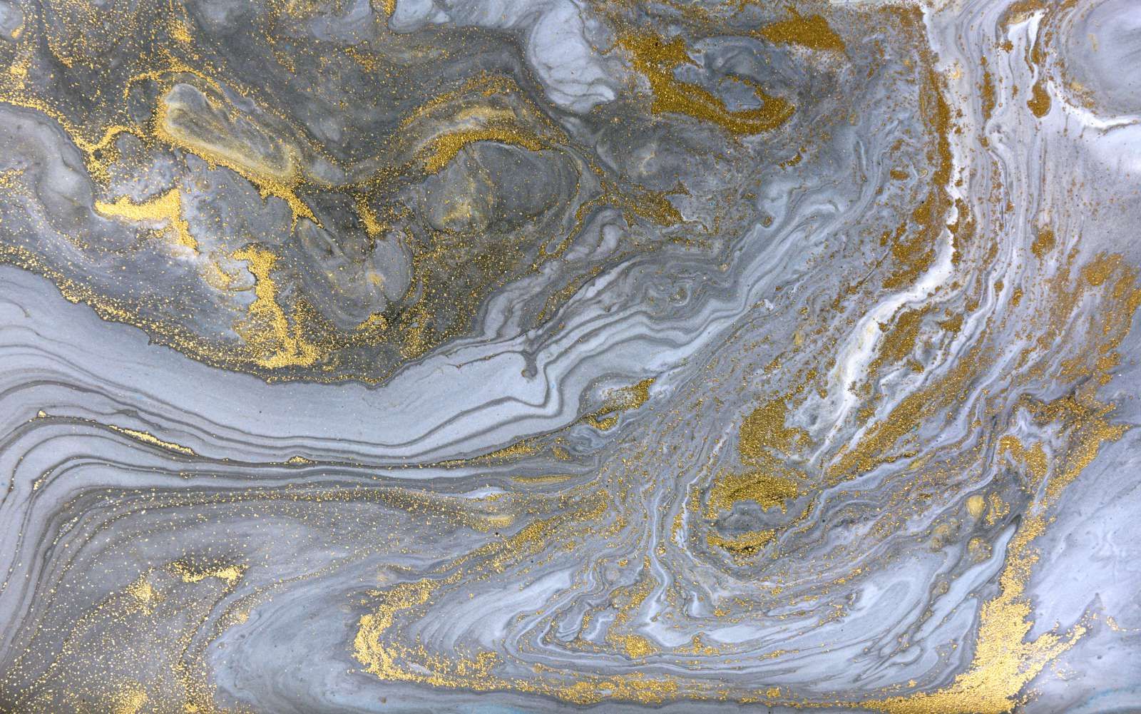 Grijze verf met gouden glitters